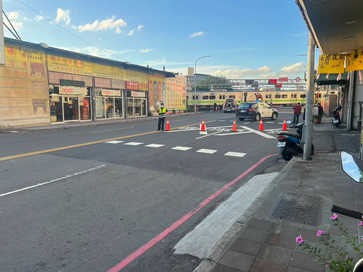 ▲今（23）日下午4時6分，新北市樹林區俊英街平交道發生意外事故，一名民眾闖進平交道時遭到1211次區間車撞擊，當場死亡，該處目前雙向列車不通，警消獲報到場處理中，目前各次列車均有延遲。（圖／翻攝畫面）