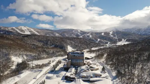 ▲適合全年齡層旅客造訪的「Kiroro Grand 本館」，雪季長達 160 天可一路延續至 5 月初。（圖／Club Med提供）