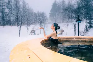 ▲「Kiroro Grand 本館」的溫水泳池，能欣賞被白雪覆蓋的山巒美景。（圖／Club Med提供）