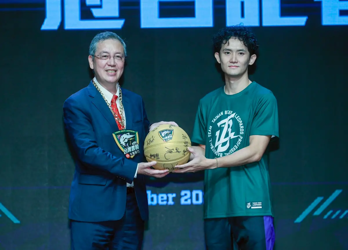 ▲永豐銀行今（23）日宣布冠名贊助「台啤永豐雲豹籃球隊」，總經理莊銘福（左）接受隊員蔣淯安致贈簽名金球。（圖／永豐銀行提供）