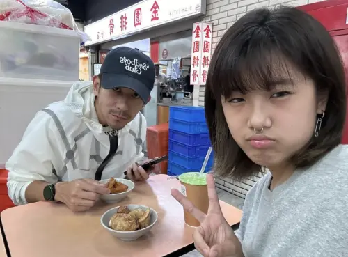 ▲修杰楷（左）被賈靜雯大女兒梧桐妹像是朋友也像家人。（圖／翻攝梧桐妹IG）