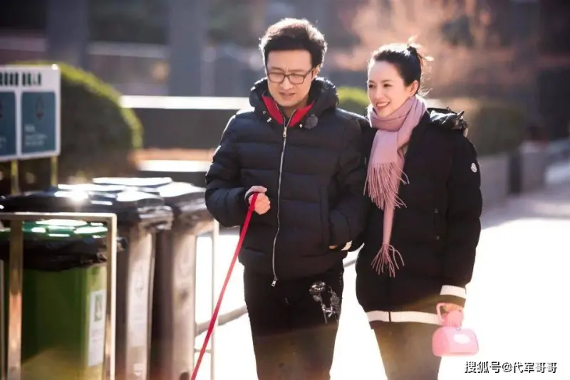 ▲汪峰（左）與章子怡結束8年婚姻，他在官宣離婚後，被媒體拍到面色凝重。（圖／翻攝自《妻子的浪漫旅行2》微博）