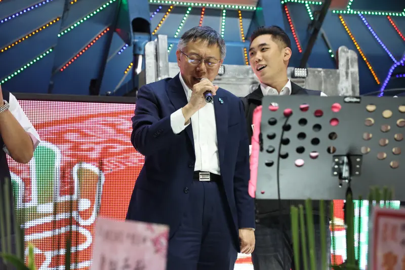 ▲柯文哲與陳世軒在台上高歌愛拚才會贏。(圖/記者葉政勳攝,2023.10.23)