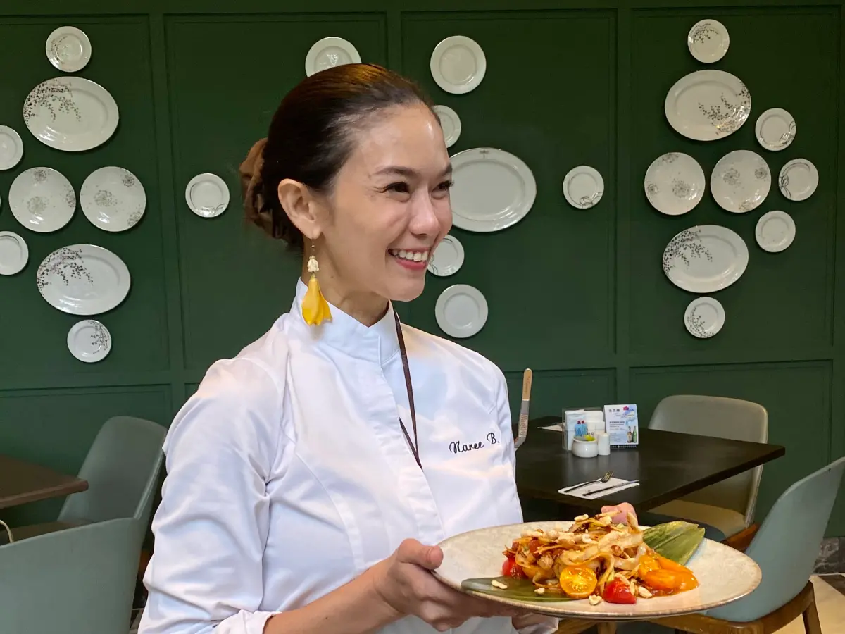 ▲台北萬豪酒店Garden Kitchen即日起至11月30日，午間推出泰國美食饗宴，邀請被泰國時尚雜誌譽為「值得關注的泰國頂尖女廚師」之一的泰國美女私廚Naree Boonyakiat客座，半自助午間饗宴含泰式主餐，每位1,580元+10%起。（圖／記者葉盛耀攝）