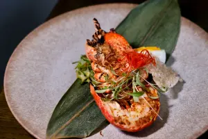 Garden Kitchen採半自助餐方式,每人可以主菜3選1,包含「泰式香辣龍蝦」,選用波士頓龍蝦,加上參峇辣椒醬、檸檬草、蝦醬及羅望子醬等提味。(圖/記者葉盛耀攝) ▲Garden Kitchen採半自助餐方式,每人可以主菜3選1,包含「泰式香辣龍蝦」,選用波士頓龍蝦,加上參峇辣椒醬、檸檬草、蝦醬及羅望子醬等提味。(圖/記者葉盛耀攝)