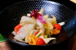 「泰國東北依善涼拌青木瓜沙拉」是標準泰北風味的沙拉菜色,適合搭佐燒烤一起吃。(圖/記者葉盛耀攝) ▲「泰國東北依善涼拌青木瓜沙拉」是標準泰北風味的沙拉菜色,適合搭佐燒烤一起吃。(圖/記者葉盛耀攝)