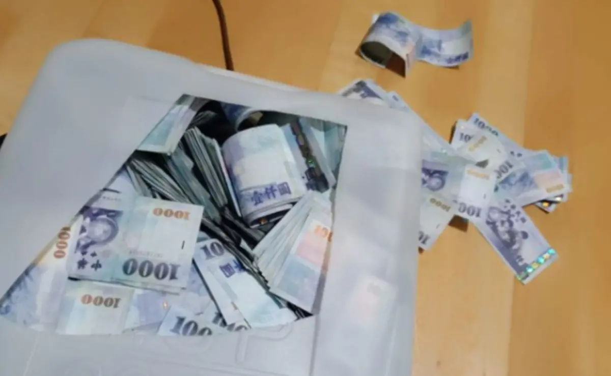 ▲一名網友用20公升的水筒存錢，結果存了兩年之後開箱有490萬元，讓不少人感到驚訝。（圖/爆廢公社二館）