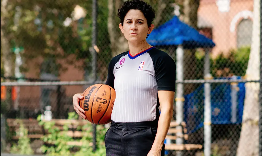 ▲Che Flores成為美國職業運動第一位跨性別、非二元性別的裁判。（圖／GQ推特)