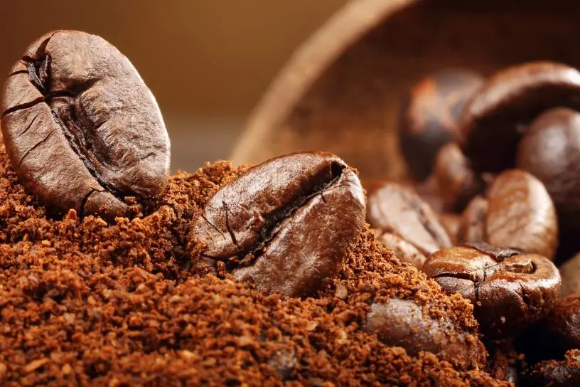 許多民眾會將咖啡渣放到冰箱或鞋櫃除臭，資深護理師譚敦慈在電視節目指出，這是錯誤做法，久了恐孳生黴菌。