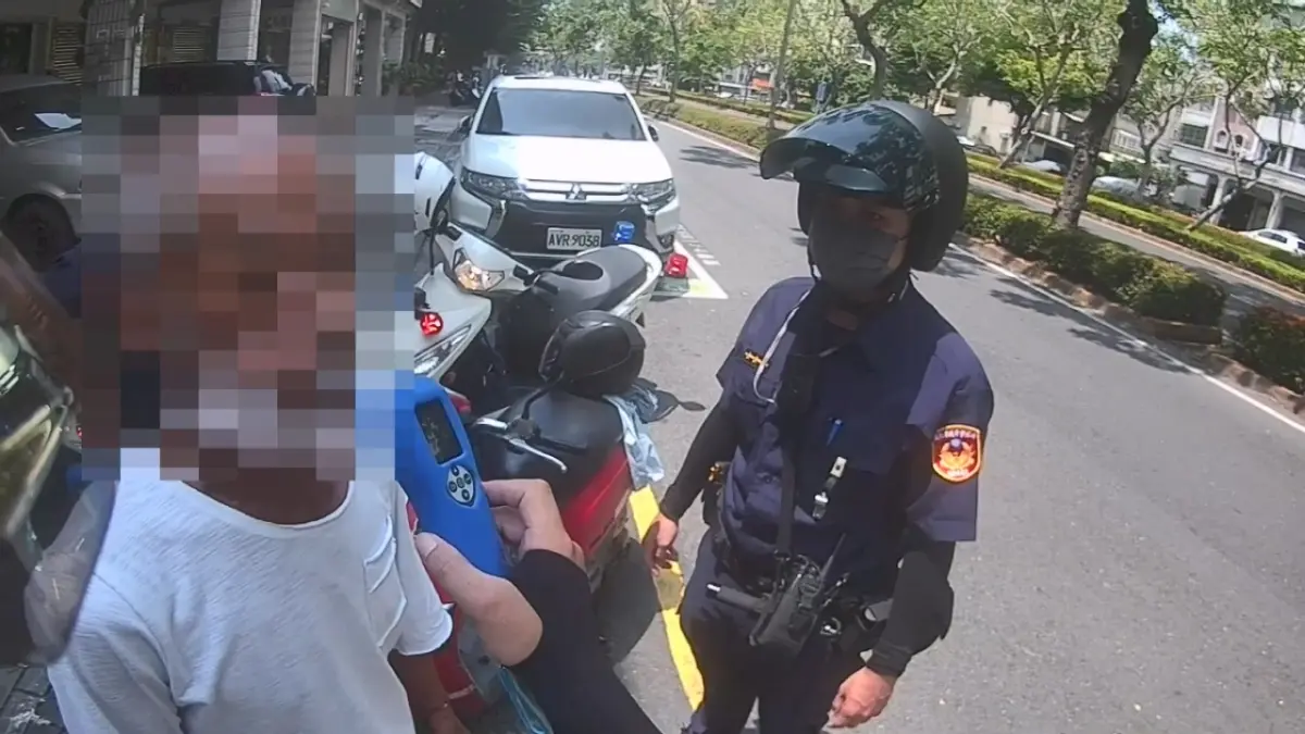 ▲高雄市鳳山區一名林姓男日前因紅燈右轉遭員警攔查，期間酒氣四溢卻矢口否認飲酒，經酒測值超標才驚覺前一晚喝藥酒快16個小時還沒代謝完。(圖／記者郭凱杰翻攝)