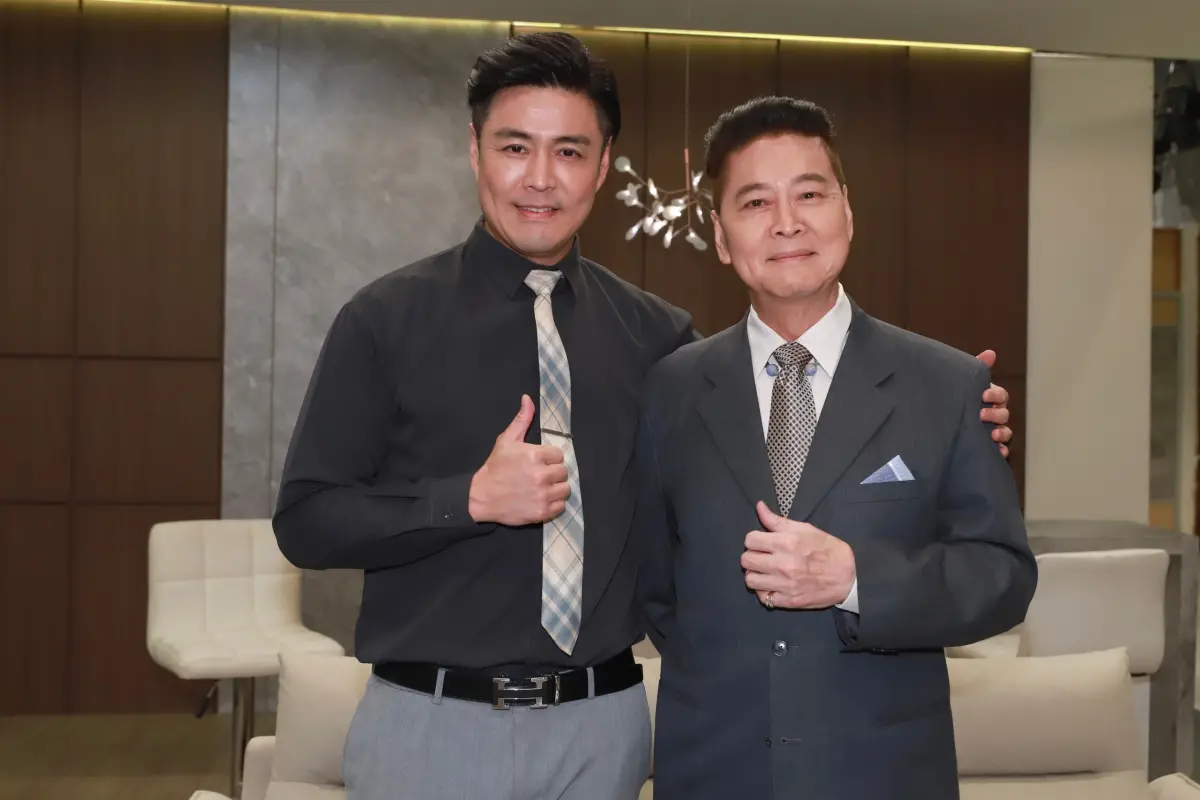 ▲70歲劉尚謙（右）參選桃園立委，兒子劉至翰發聲支持。（圖／民視）