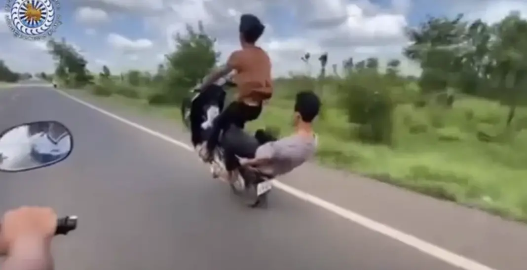 ▲柬埔寨警方遇到三名青年，不但沒戴安全帽，且瘋狂炫技，警方立刻將全員帶回警局，並以妙招懲戒。（圖／翻攝自臉書）