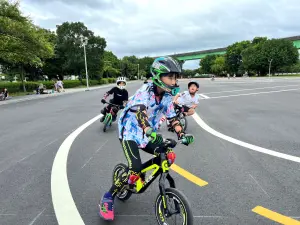新北大都會公園新設「多功能兒童練習場」　嗨玩滑步車、兒童超跑
