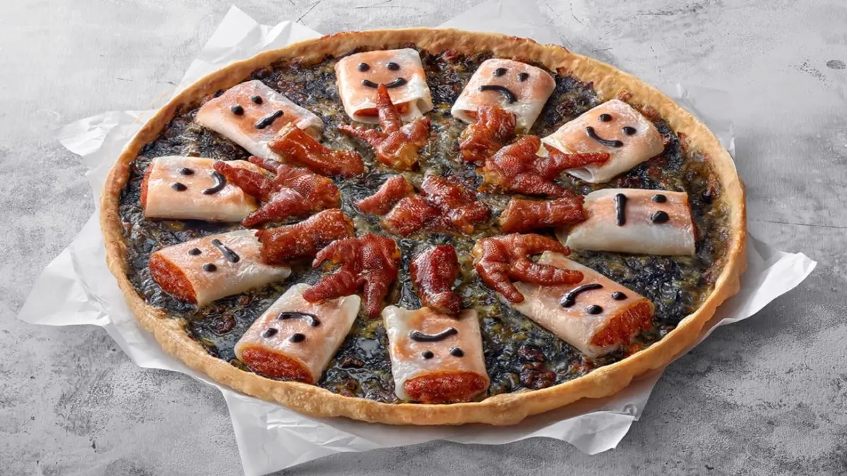▲必勝客推出萬聖節限定口味，「幽靈腸粉鳳爪比薩」今起開放會員搶先購買，大比薩單點399元、個人比薩單點129元。（圖／業者提供）