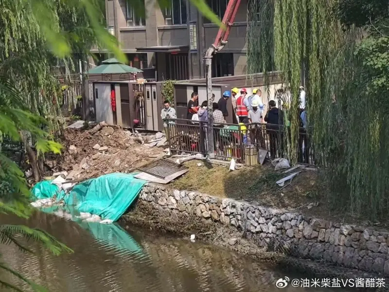 ▲中國南京建鄴區「河景第一排」住戶偷挖地下室，導致河堤塌陷，河水倒灌進地下停車場。相關部門以混凝土澆築堵漏，加固河堤。（圖／微博＠油米柴鹽VS醬醋茶）