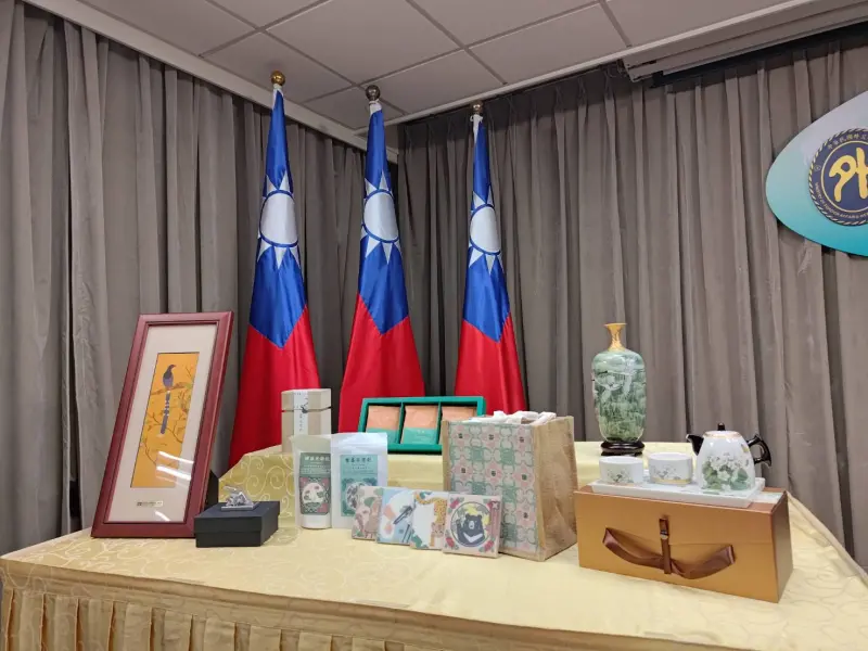 ▲外交部開箱七組外賓禮品，以便利攜帶、凸顯台灣文化為主。（記者邱新博攝，2023.10.24）