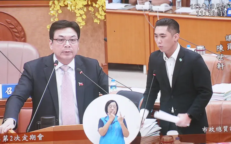 ▲陳世軒質詢時針對日前要求市府提供侯友宜公假紀錄卻遭市府以新聞稿攻擊，要求道歉。（圖 ／記者吳嘉億翻攝）