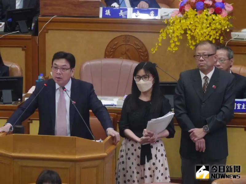 ▲陳世軒質詢要求副市長劉和然(左)與新聞局長張愛晶(中)為先前市府發新聞稿攻擊他道歉。（圖 ／記者吳嘉億攝，2023.10.24）