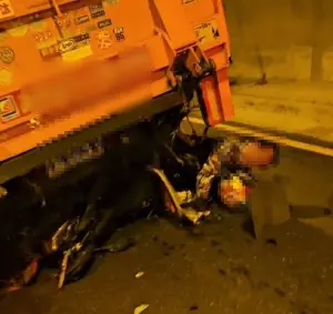 車禍現場畫面曝！新澳隧道17車連環撞　騎士卡車底大喊「救命」
