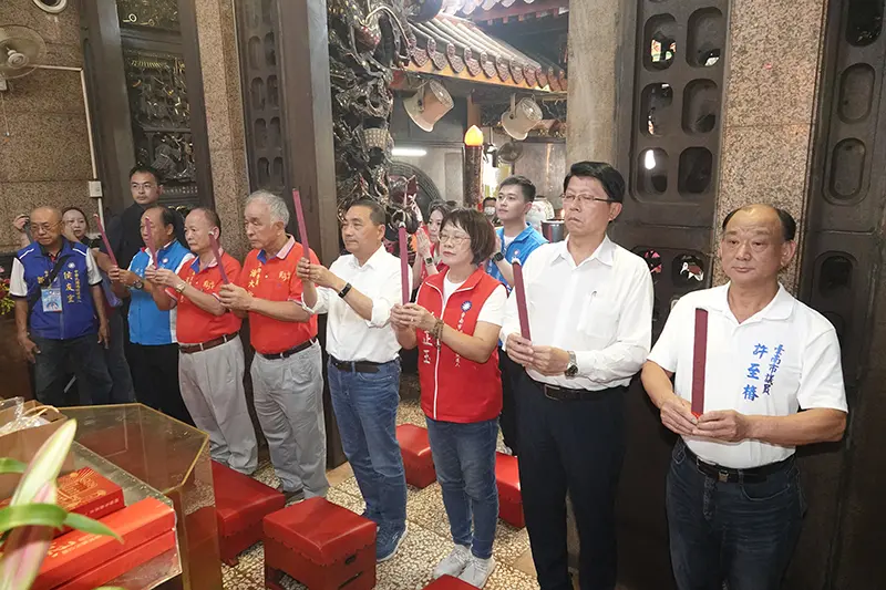 ▲*國民黨總統參選人侯友宜（右四）至台南開基玉皇宮參拜玉皇上帝，祈求兩岸和平（圖/劉悅儷攝 ，2023,10,23 ）