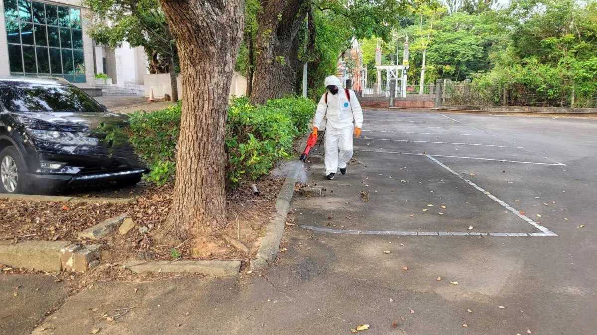 ▲新竹縣衛生局獲報後除了立即進行疫調，也偕同衛生所、環保局、公所清潔隊、里長，總計動員35人次，對個案居住地及工作地半徑50公尺進行噴藥消毒。（圖／新竹縣衛生局提供）