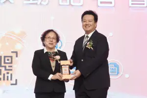 橘子支付為首波參加「TWQR」的電支機構,金管會副主委蕭翠玲今(24)日也親自將「TWQR」標示授予橘子支付總經理張朝智。(圖/記者陳明安攝) ▲橘子支付為首波參加「TWQR」的電支機構,金管會副主委蕭翠玲今(24)日也親自將「TWQR」標示授予橘子支付總經理張朝智。(圖/記者陳明安攝)