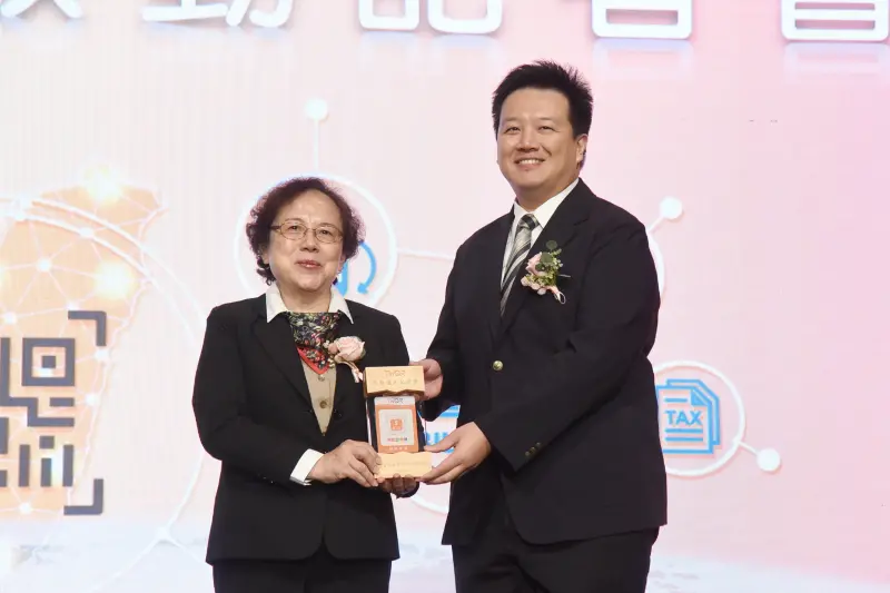 ▲橘子支付為首波參加「TWQR」的電支機構,金管會副主委蕭翠玲今(24)日也親自授予「TWQR」標示給橘子支付總經理張朝智。(圖/記者陳明安攝)