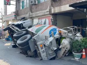 高雄大寮傳道路塌陷　預拌混凝土車壓損側溝溝壁掉洞中
