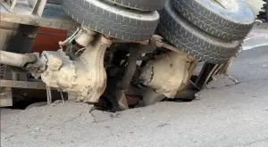 有預拌混凝土車行經高雄大寮區自由路接近鳳林四路路口路面突然塌陷,整輛車的右側邊都陷入洞中。(圖/讀者提供) ▲有預拌混凝土車行經高雄大寮區自由路接近鳳林四路路口路面突然塌陷,整輛車的右側邊都陷入洞中。(圖/讀者提供)