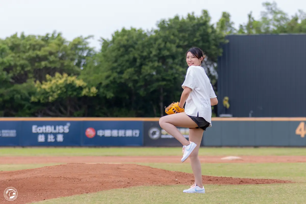 ▲雲豹能源連續第二年以行動贊助力挺「黑豹旗全國高中棒球大賽」，今(24)日賽事由雲豹能源總經理趙書閔受邀擔任開球嘉賓，成為場上「嬌」點。（圖／品牌提供）