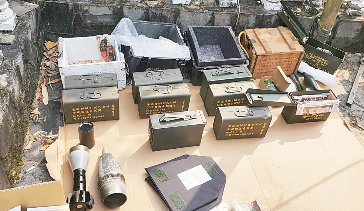 ▲今年3月間檢警在龜山區某民宅查獲羅姓男子擁有大批軍火案，疑似與這次海軍陸戰隊66旅，傳出軍士官涉嫌盜賣刺針飛彈發射筒案是同一來源。（圖／記者李春台翻攝）