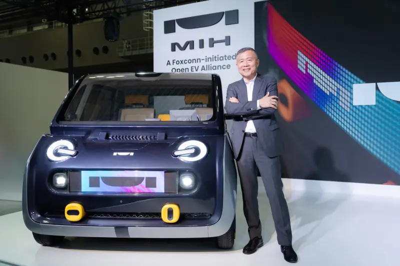 ▲MIH聯盟執行長鄭顯聰於Japan Mobility Show正式發布Project X三人座概念車。（圖／MIH提供）