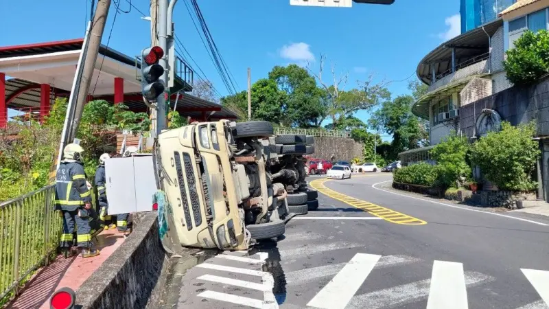 ▲水泥預拌車不明原因發生翻覆。（圖／翻攝畫面）