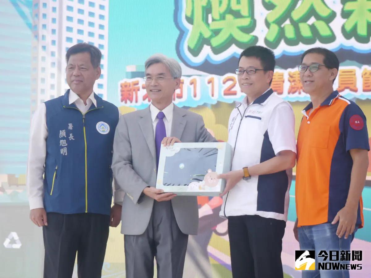 ▲環境部長薛富盛（左2）代表中央致贈保暖防寒背心2雙袖套給清潔隊員，由新北市政府環保局長程大維（右2）代表接受。（圖 ／記者吳嘉億攝，2023.10.25）