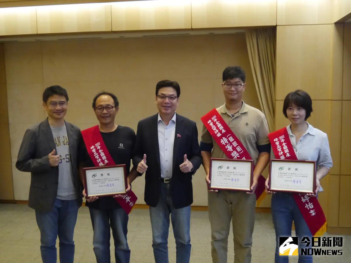 ▲蜂農曾國信(左2)、簡武諺(右3)及陳韻羽的妹妹(右1)與新北市副市長劉和然(中) 分享全國蜂蜜評鑑得獎榮耀。（圖 ／記者吳嘉億攝，2023.10.25）