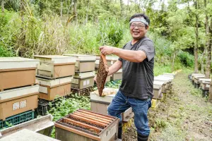 ▲蜂農曾國平獲得今年全國龍眼蜂蜜評鑑特等獎。（圖 ／新北市政府農業局提供）