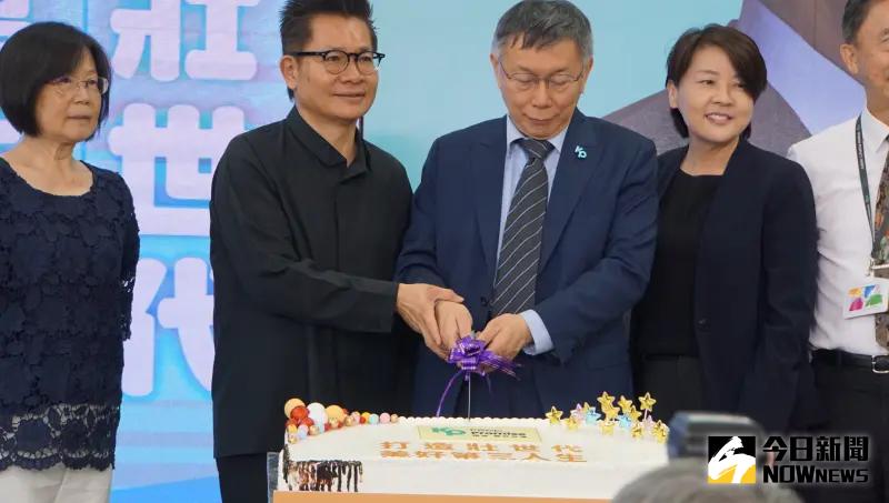 ▲台灣民眾黨總統參選人柯文哲競選總部今(25)日召開「開創壯世代,美好第三人生」政策記者會,柯文哲與來賓切蛋糕慶祝競總開幕。(圖/記者呂炯昌攝,2023.10.25)