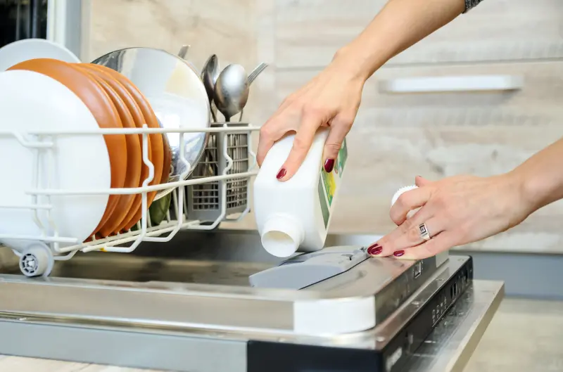 ▲每次使用洗碗機，都要添加洗碗粉/錠，不單是為了有效清潔碗盤，更有助於保持洗碗機內部的清潔，防止積垢和細菌的生長。（圖／品牌提供）