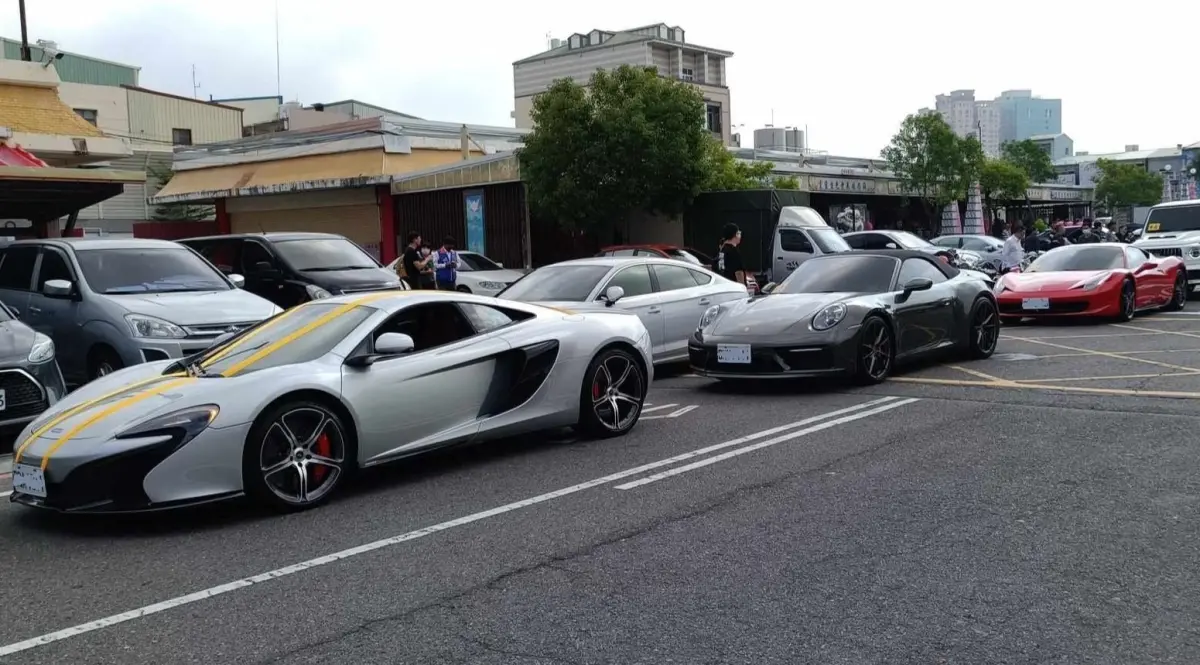 ▲台南某知名茶飲集團黃姓老董日前辭世，昨（24）日上午出殯，因黃董3名女子結交不少愛車同好，子女號召80多輛總價值超過4億元的各式跑車、古董車到場送父親一程。（圖／民眾提供）