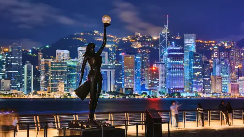 到香港旅遊,必到維多利亞港欣賞夜景。(圖/香港旅遊發展局提供) ▲中華航空華航慶祝 5月母親節檔期,推出飛香港機票來回未稅價3000元起的優惠。(圖/香港旅遊發展局提供)