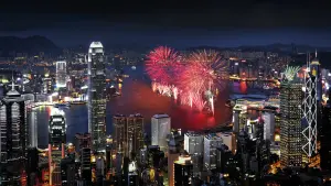 跨年夜到香港，可以看到維多利亞港上空綻放璀璨煙花。（圖／香港旅遊發展局提供）