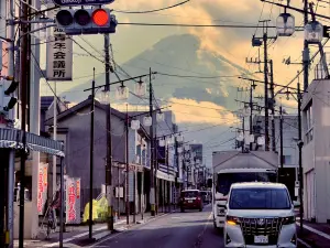 ▲搭「富士回遊直達列車」，僅需2小時即可從東京新宿直達河口湖，就能近距離欣賞富士山。（圖／記者葉盛耀攝）