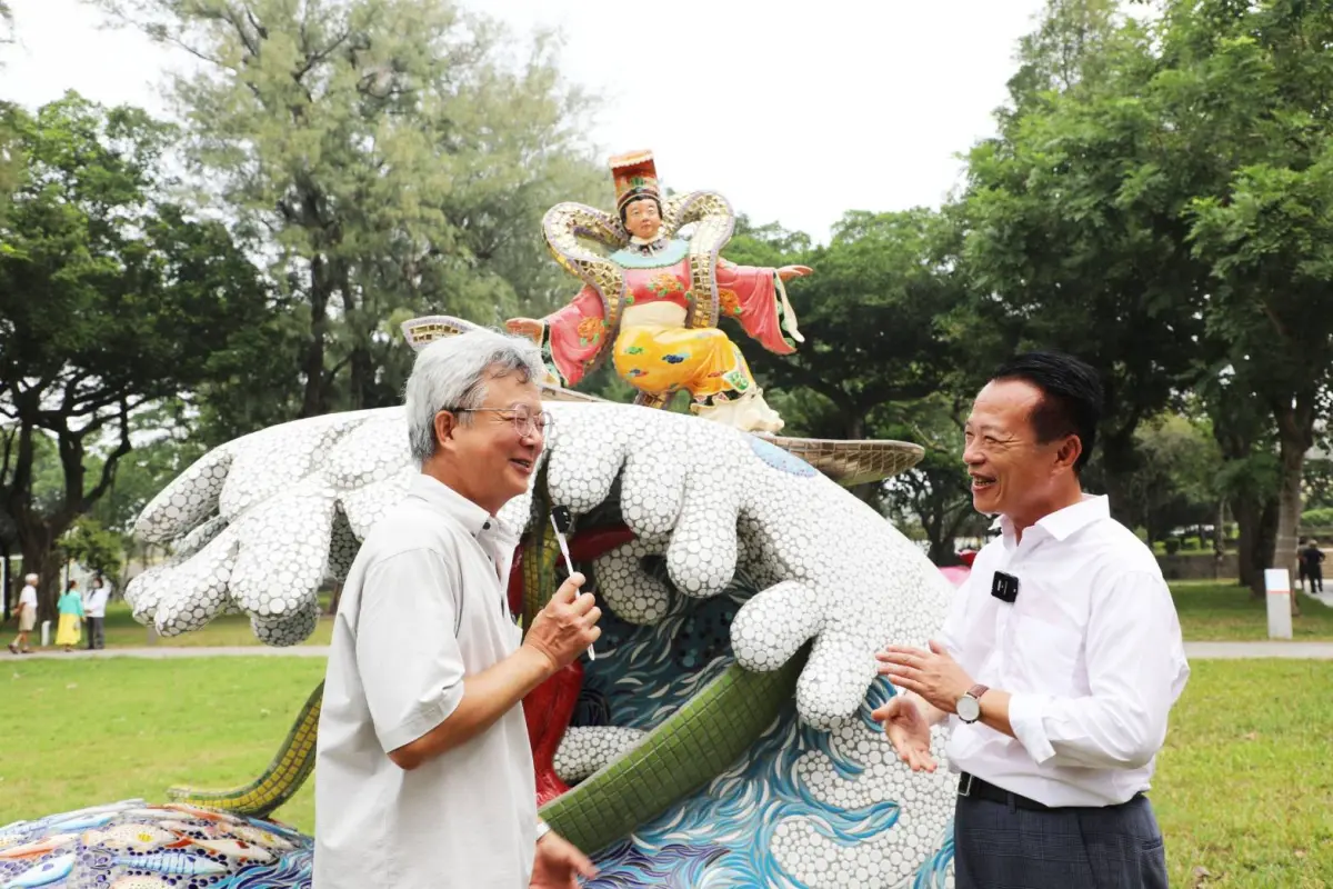 ▲現場展出媽祖衝浪的奇觀，吸引嘉義縣長翁章梁(右)好奇的關注（圖／嘉義縣政府提供）