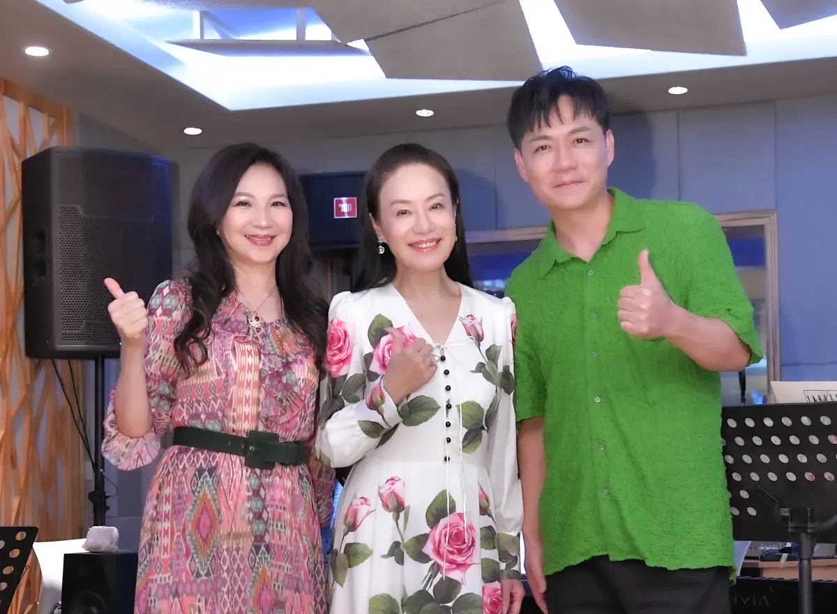 ▲金佩姍（中）現在手上握有4房產，身家粗估上億，她透露要謝謝費玉清當年給她買房的建議。（圖／萬星傳播提供）