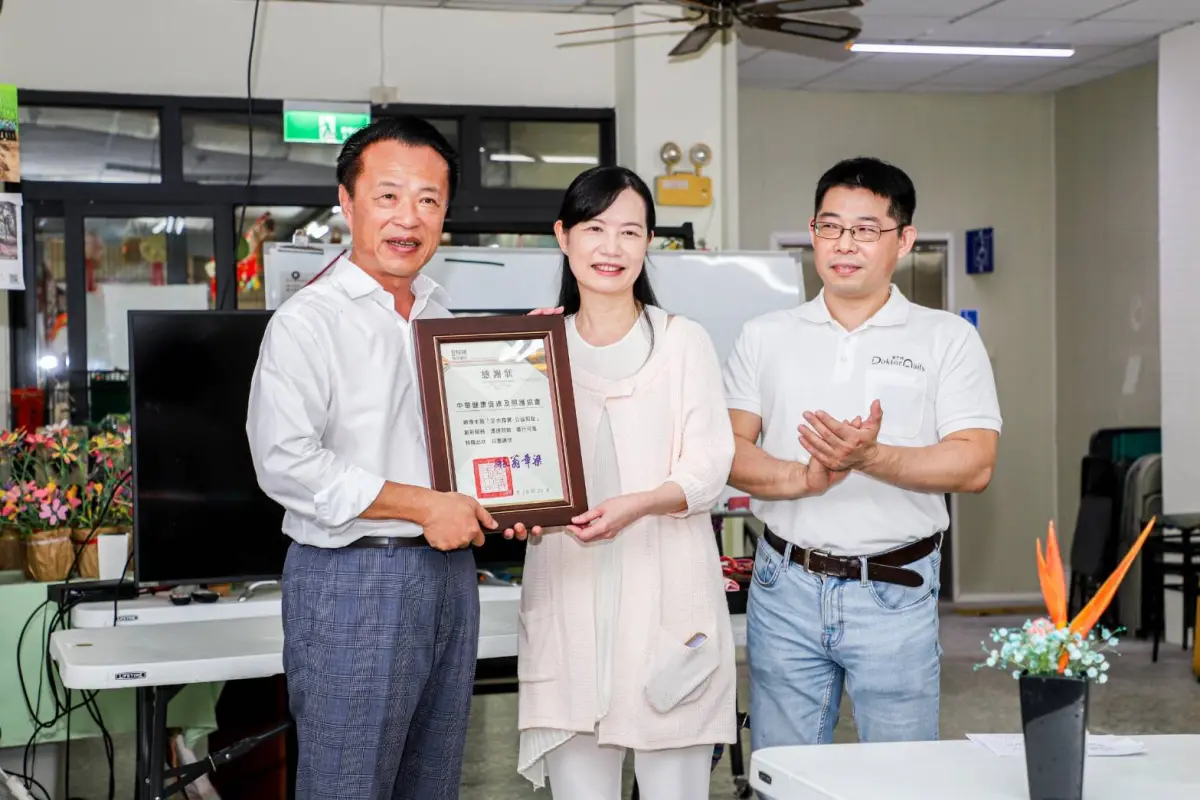 ▲嘉義縣長翁章梁(左)特蒞臨現場頒發感謝狀，由中華健康促進及照護協會常務理事劉銀冰(中)及台北醫甲館醫師嚴炯誥(右)代表接受（圖／嘉義縣政府提供）