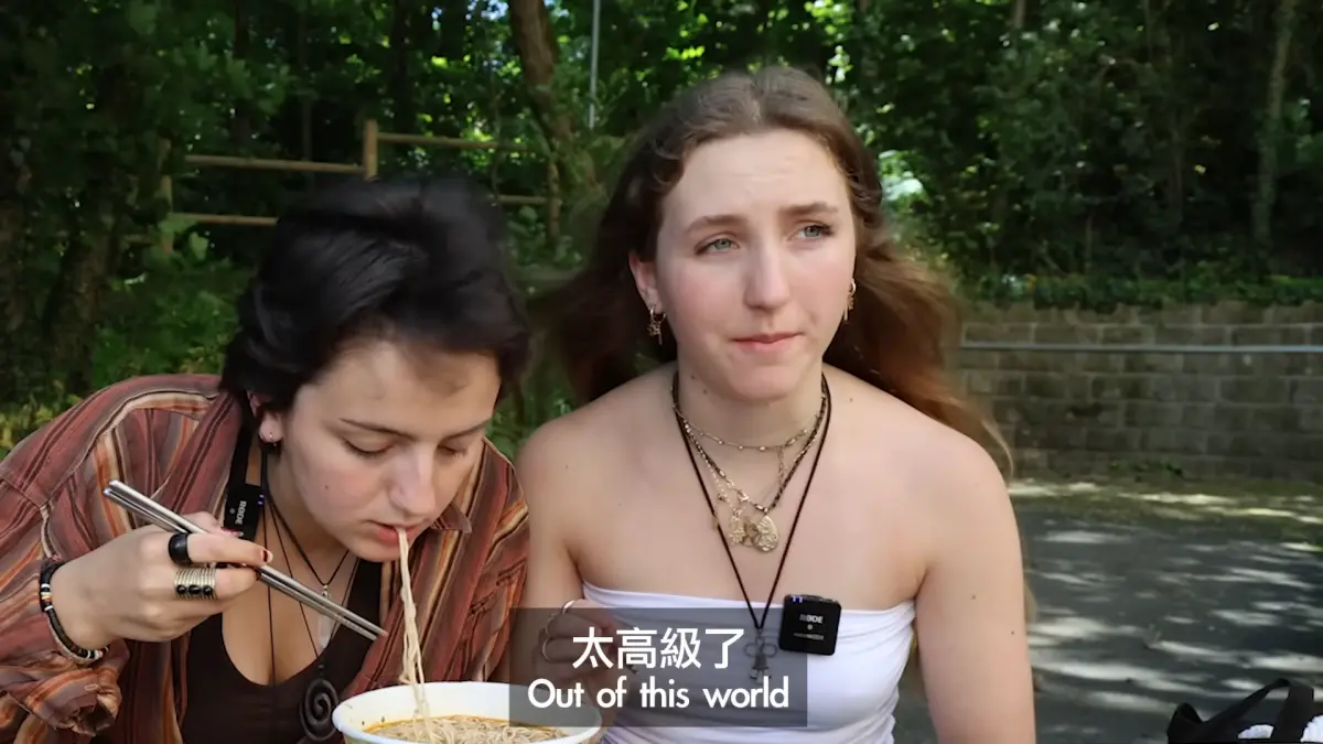 ▲近期法國YouTuber「酷」就買了好幾款台灣道地的泡麵回法國，讓當地高中生、老師們品嚐，結果多數口味都相當受到歡迎，更有一款被譽為「珍奶」同級別的美食。（圖／取自YT@Ku's dream酷的夢-）