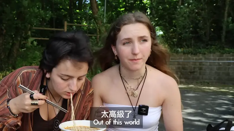 ▲近期法國YouTuber「酷」就買了好幾款台灣道地的泡麵回法國，讓當地高中生、老師們品嚐，結果多數口味都相當受到歡迎，更有一款被譽為「珍奶」同級別的美食。（圖／取自YT@Ku's dream酷的夢-）