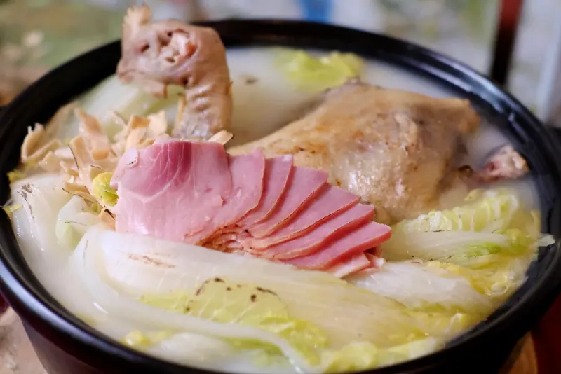 ▲「神級砂鍋白菜雞」的特點是湯底為兩種高湯,包含金華火腿及黃金玉米雞悶煮6小時的濃鮮高湯。(圖/記者葉盛耀攝)
