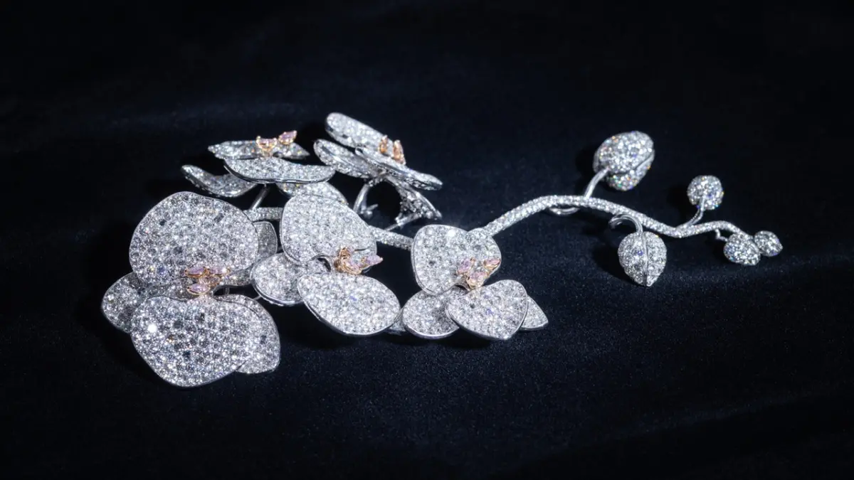 ▲知名珠寶設計師劉和宇今年「台灣蘭花」鑽石(15*8cm)經典精品，設計謬思來自臺灣原生種白蝴蝶蘭的意念，兩千顆頂級鑽石，以「靈動」風情表現「台灣蘭花」高貴而優雅的形象。（圖／劉和宇提供）