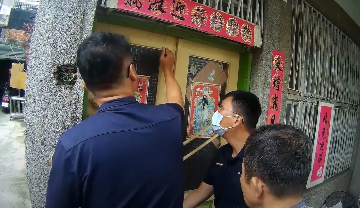 ▲老翁失聯多日，警方遂會同里長與鎖匠以工具破門進到屋內。（圖／翻攝畫面）